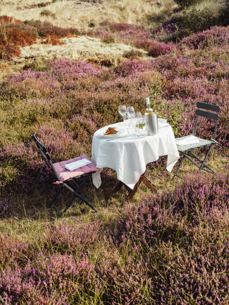 Diner tafel in het bloeiende duinlandschap.