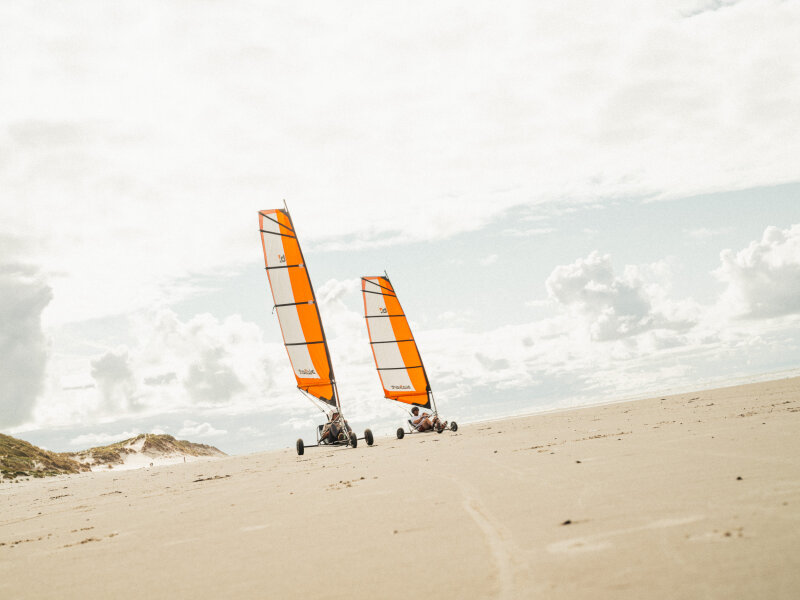 blokarten over het strand.