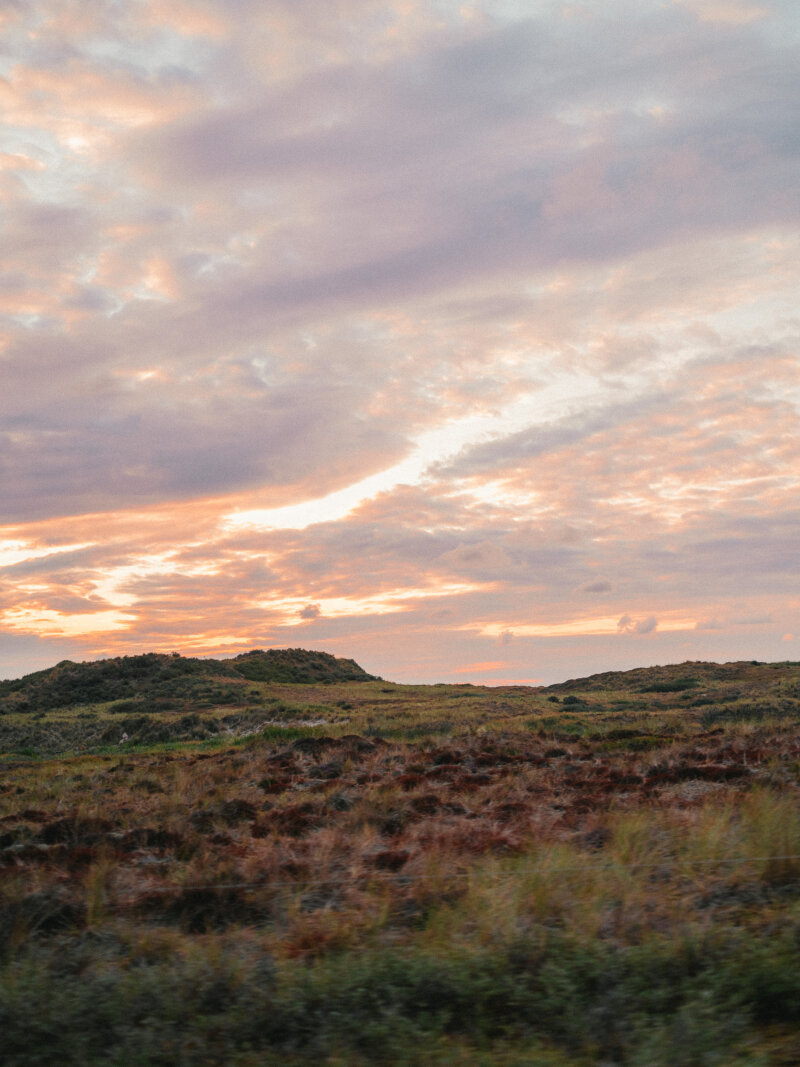 Zonsondergang over het duinlandschap van Terschelling.