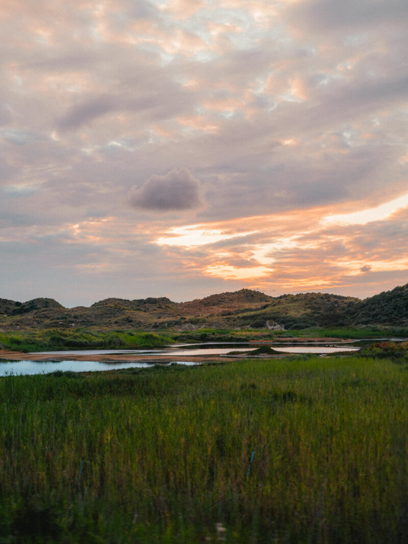 Zonsondergang met de natuur en een meer op Terschelling.